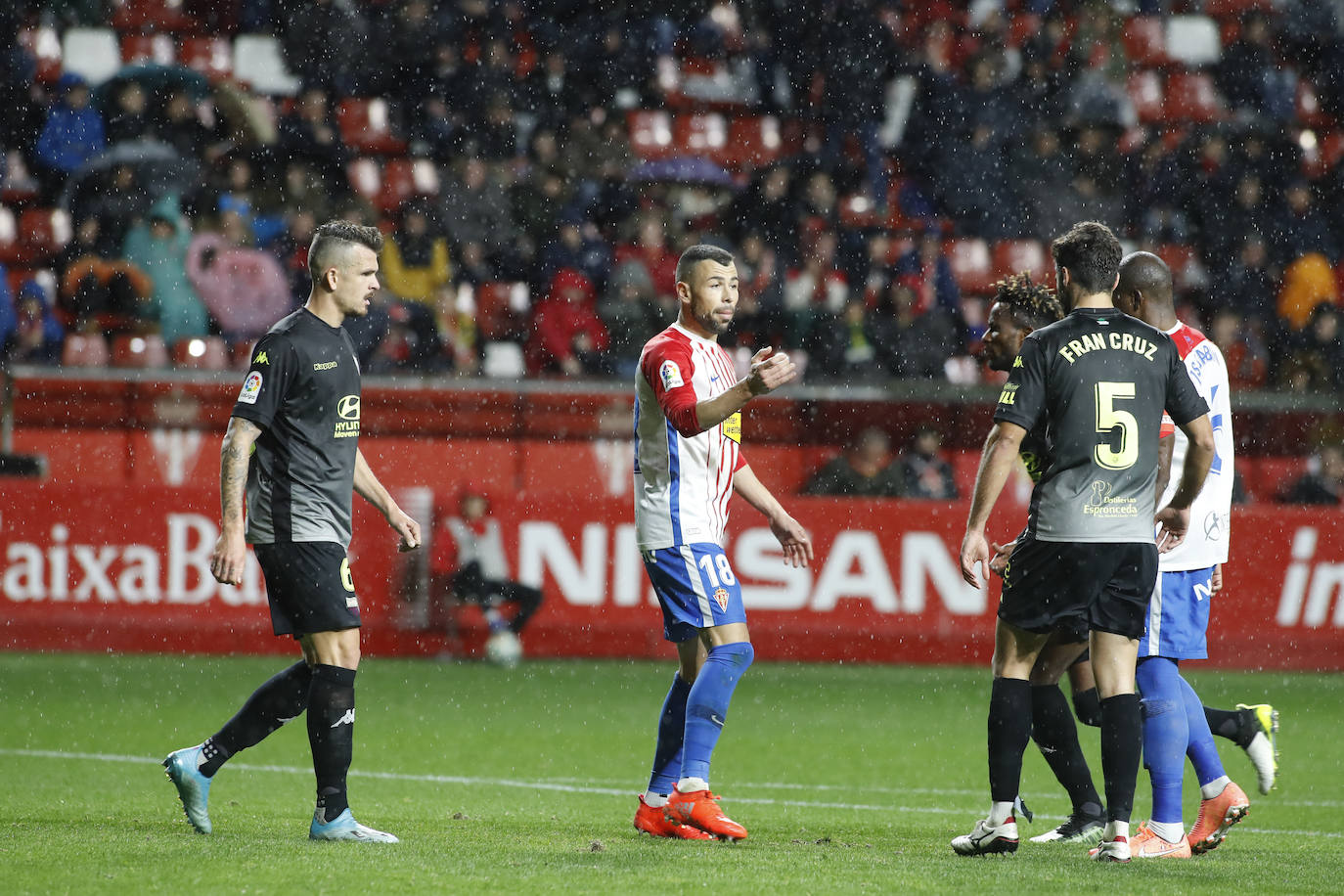 La derrota (0-1) enfureció a la afición local y aceleró la destitución de José Alberto como técnico rojiblanco. 