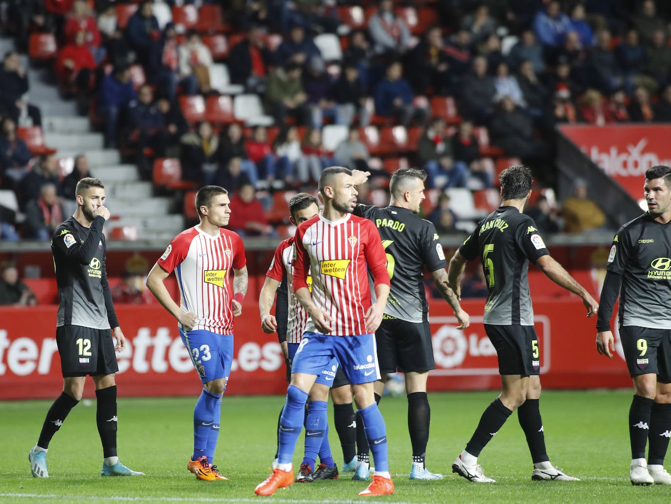 La derrota (0-1) enfureció a la afición local y aceleró la destitución de José Alberto como técnico rojiblanco. 