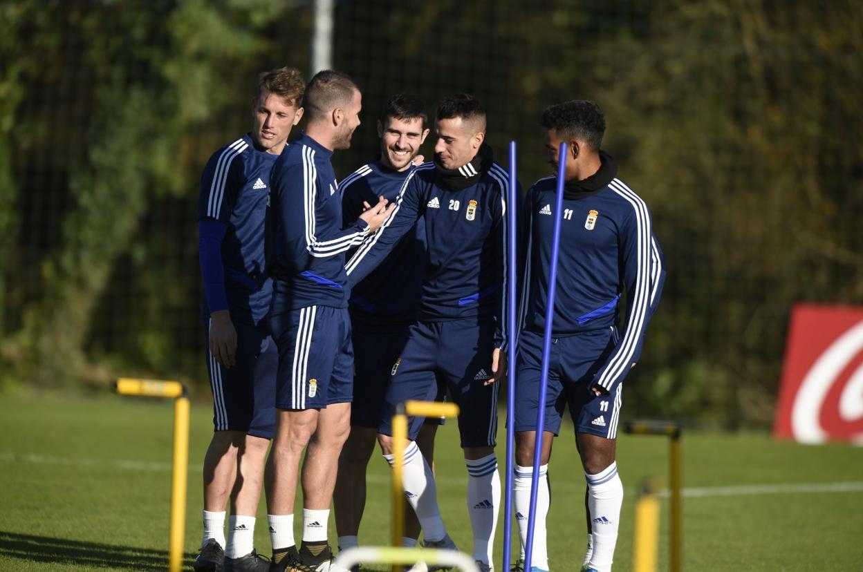 Carlos Hernández, Ortuño, Lucas, Tejera y Bárcenas, durante un momento distendido del entrenamiento.