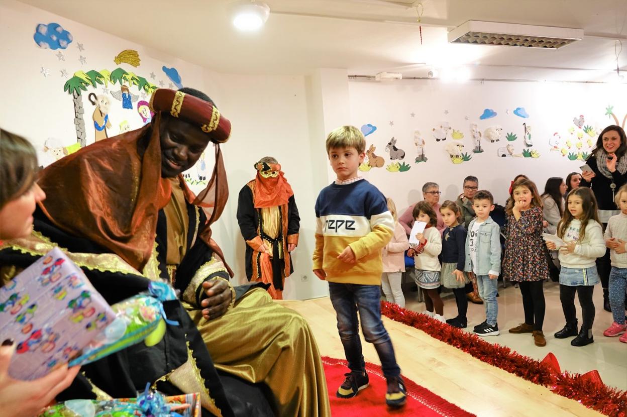 Aliatar durante la recepción de los pequeños de Caravia. 