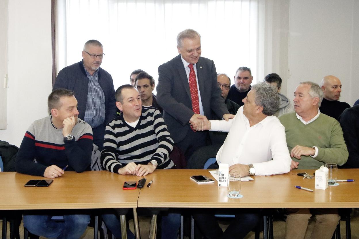 Guillermo Ulacia saluda a Antonio Lueje, en presencia de José Manuel Cima. 