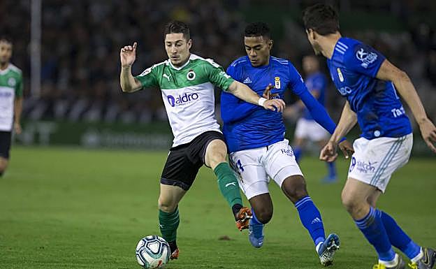 Galería. Bárcenas presiona a un jugador del Racing. 