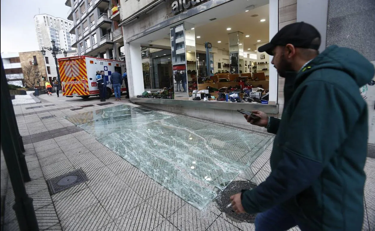 Consecuencias de los fuertes vientes en Oviedo. 