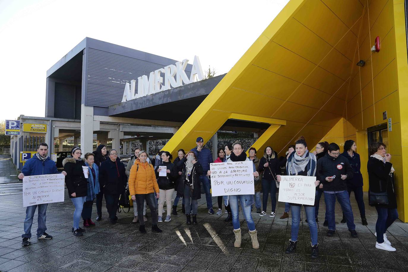 Más de 12.000 trabajadores de supermercados asturianos están llamados a secundar ocho días de huelga.