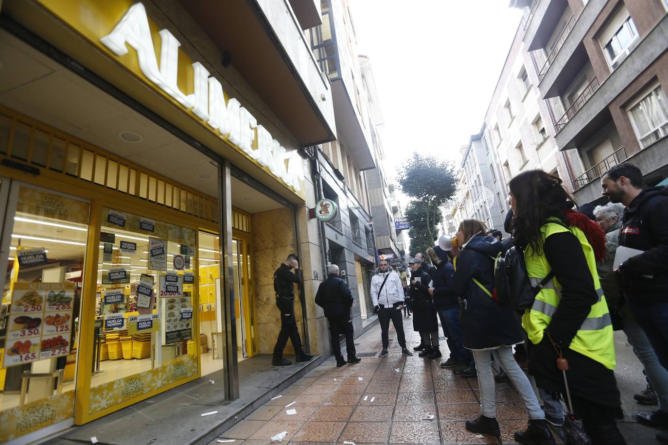 Más de 12.000 trabajadores de supermercados asturianos están llamados a secundar ocho días de huelga.