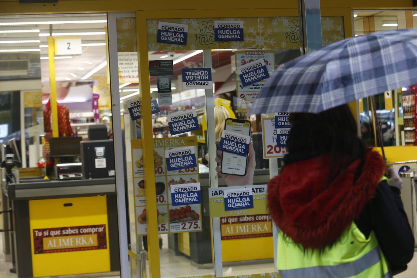 Más de 12.000 trabajadores de supermercados asturianos están llamados a secundar ocho días de huelga.