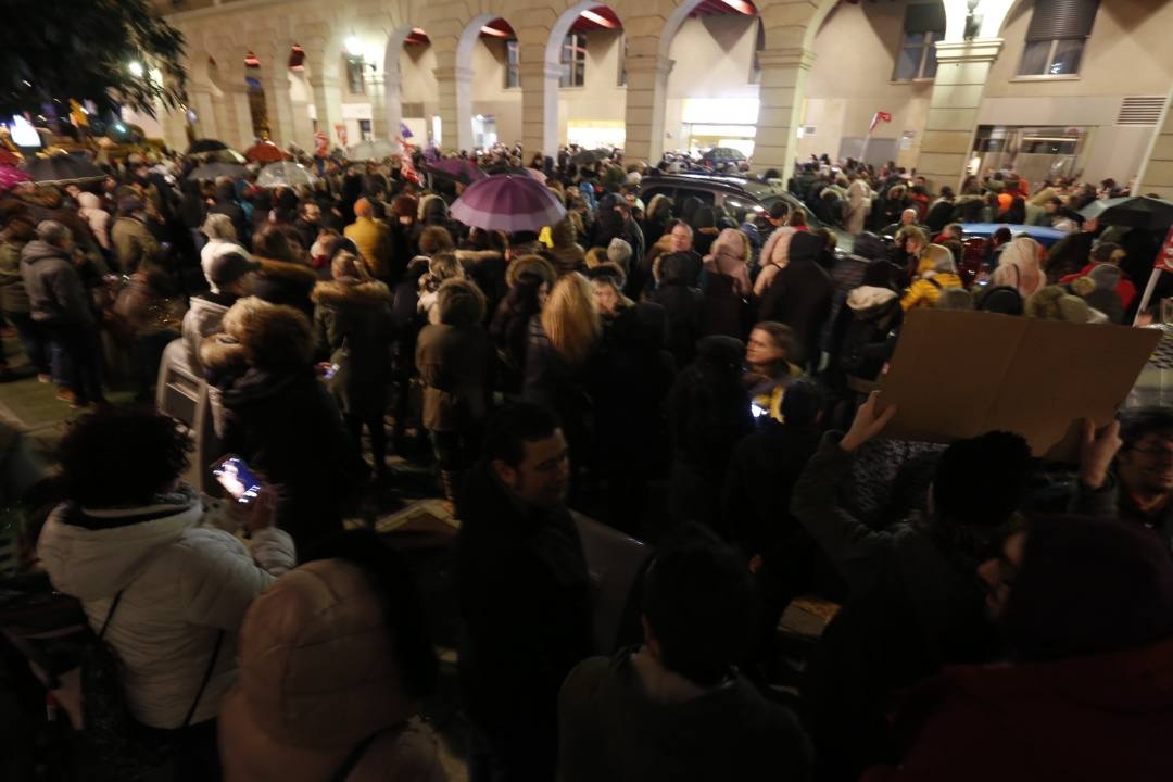 Cientos de personas se movilizaron en Gijón, ante un Alimerka de la calle Marqués de San Esteban.