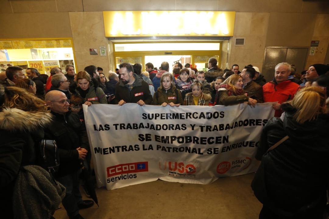 Cientos de personas se movilizaron en Gijón, ante un Alimerka de la calle Marqués de San Esteban.