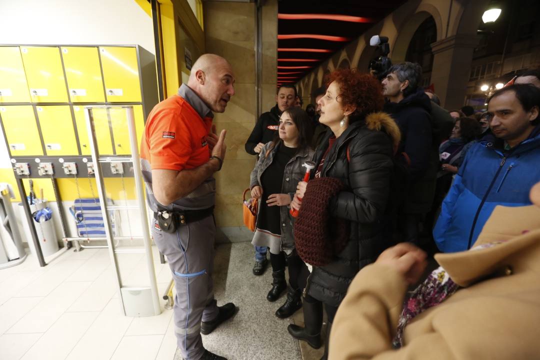 Cientos de personas se movilizaron en Gijón, ante un Alimerka de la calle Marqués de San Esteban.