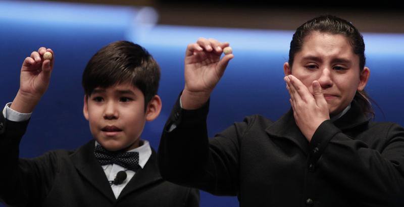 Nerea Pajera y Alfonso Dávalos han cantado el primer quinto premio, que ha recaído en el número 75206. 