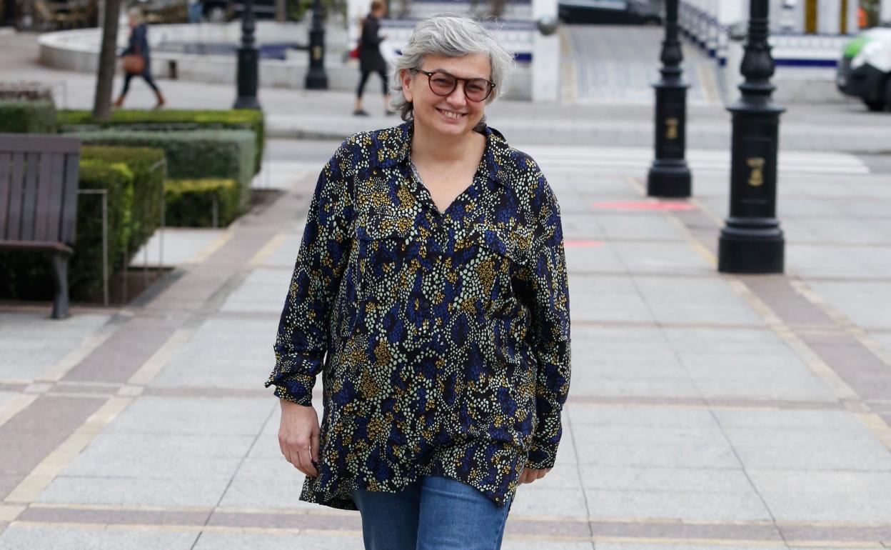 Ana González en el paseo de Begoña, donde ya funciona el proyecto 'Conecta Gijón'. 