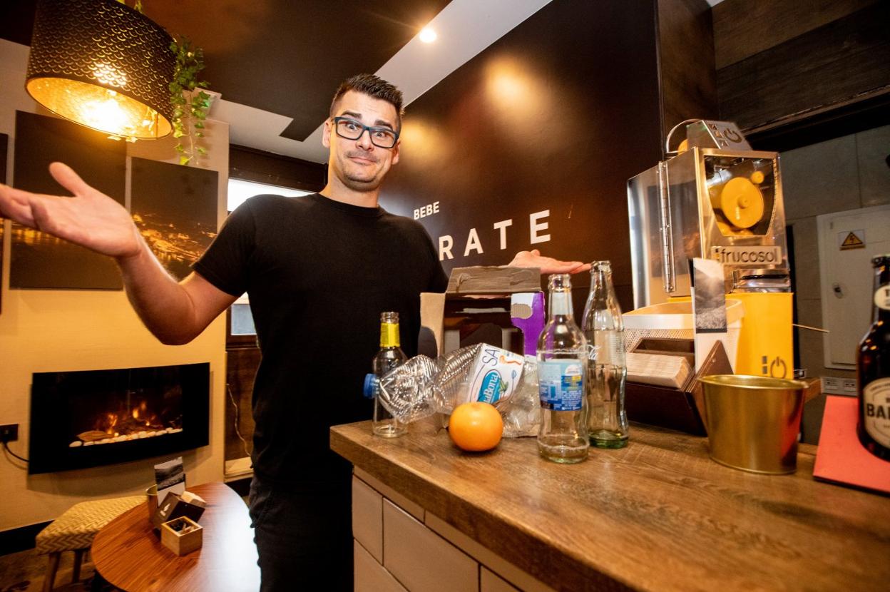 Brais Bencsik, del Szia Szia, es uno de los muchos pequeños hosteleros que ve inviables las obligaciones de la nueva Ordenanza Municipal de Recogida de Residuos. 