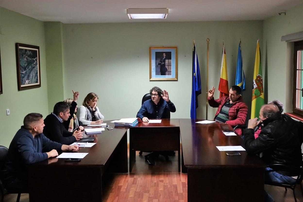 Votación en el Pleno celebrado este jueves en Amieva. 