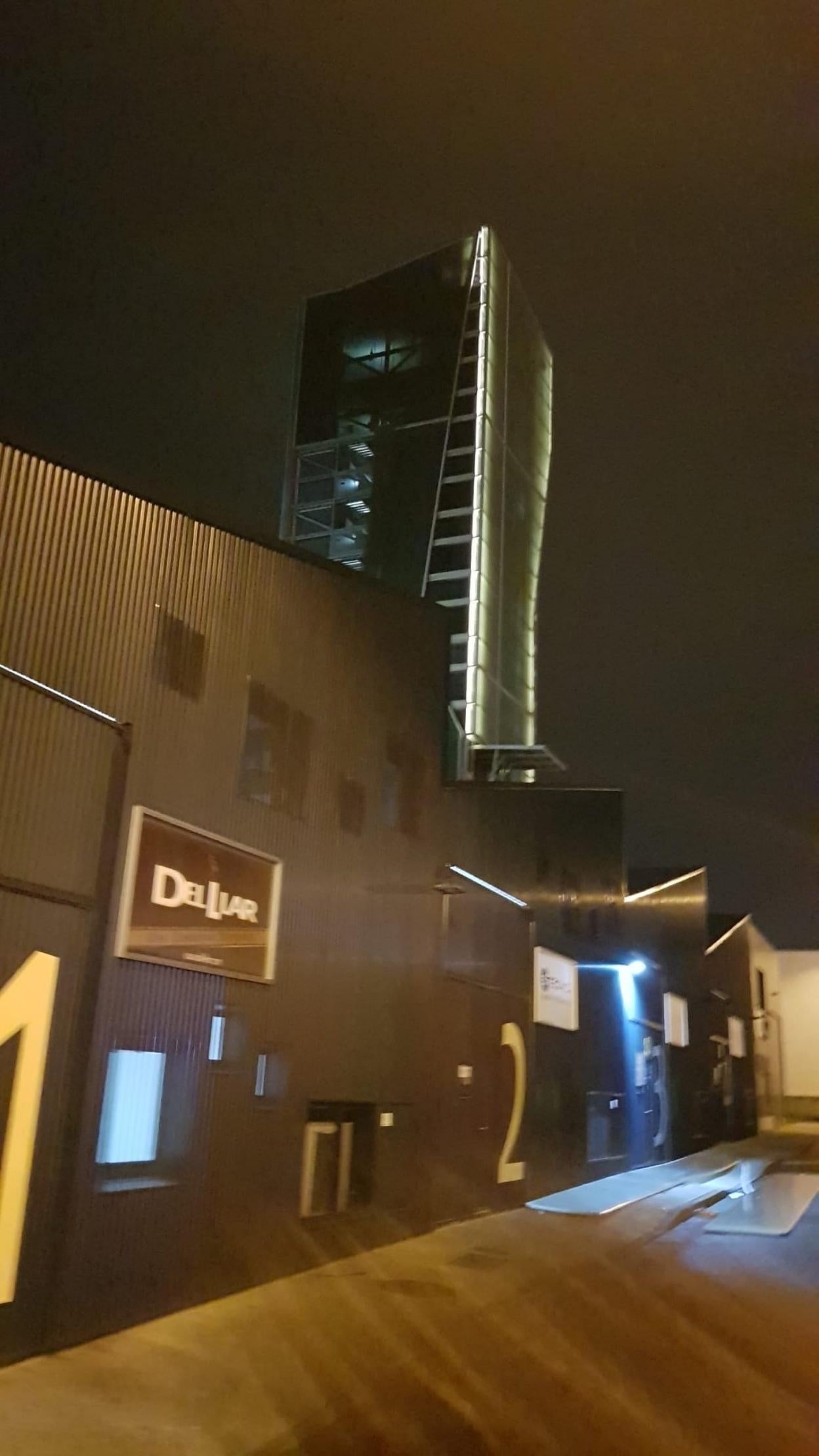 En el suelo, dos de las chapas desprendidas del edificio de pruebas de la Fundación Prodintec. 