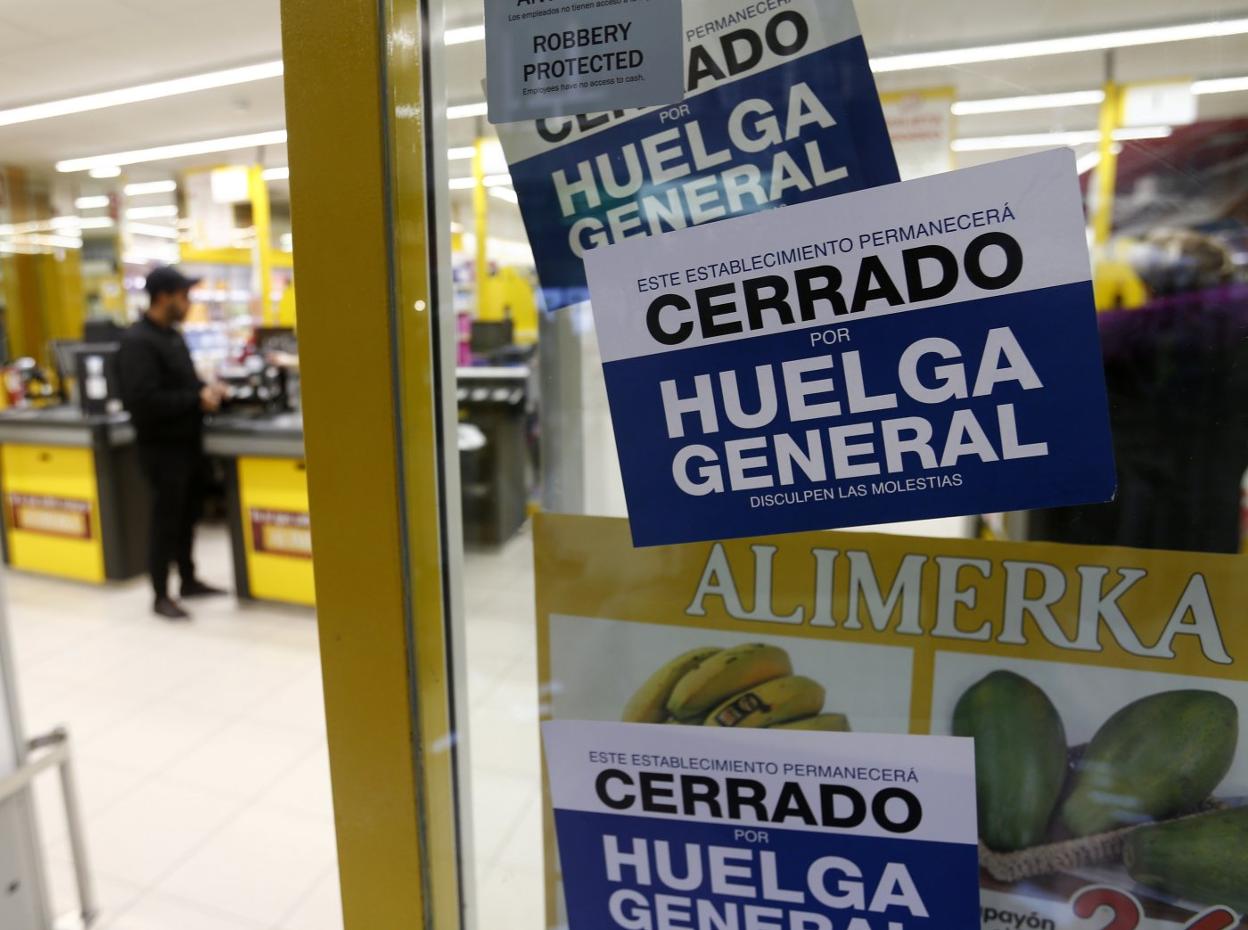 Un centro ovetense amaneció con pegatinas de huelga. 