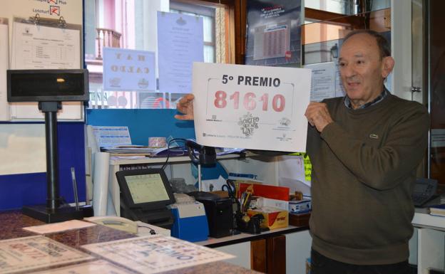 Melquíades Lozano, de Pola de Allande, muestra el número agraciado.