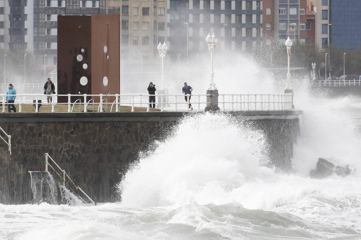 Oleaje esta mañana en Gijón.