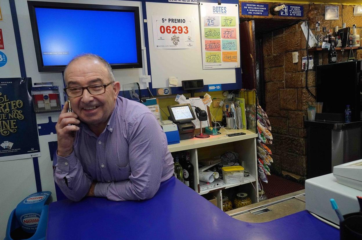 José el del Capri, recibiendo felicitaciones por teléfono. 