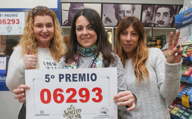 Olga Sambricio, en el centro, sostiene el cartel del 5º premio vendido en la administración número 13 de Avilés, situada en el El Carbayedo. 