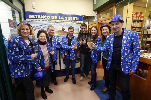 E n el estanco de la calle Jovellanos de Oviedo se vistieron para recibir los premios de la lotería. 