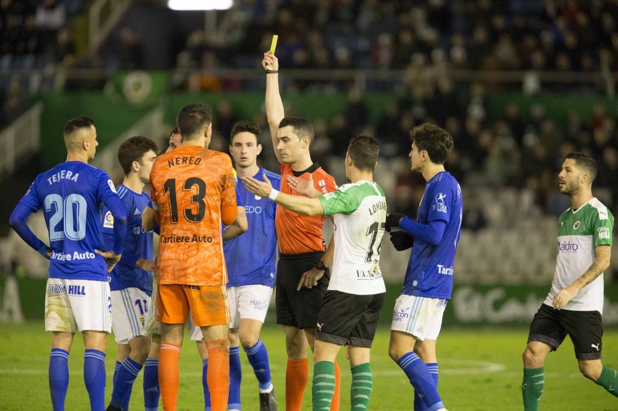 El colegiado Muñiz Ruiz muestra la amarilla a Tejera, que el VAR, después de analizar la acción, cambió a tarjeta roja.