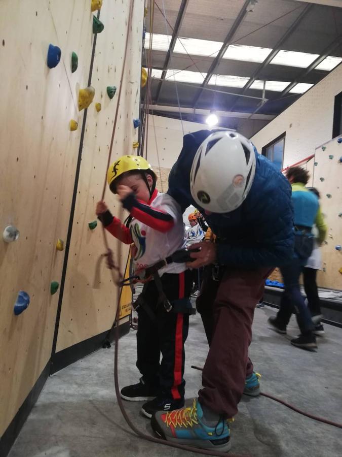 El centro de escalada 'One Move' de Gijón, organizó este pasado domingo su primer evento orientado a la escalada inclusiva y sobre todo 'Sin límites'. Este ha sido el concepto que ha puesto nombre a esta jornada tan especial, con la que todos los allí presentes pusieron su granito de arena para mejorar la calidad de vida y dar visibilidad a las personas con discapacidad y a sus familias a través del deporte. Para estos chicos y chicas no hay límites ni barreras que valgan, ni siquiera en la escalada.