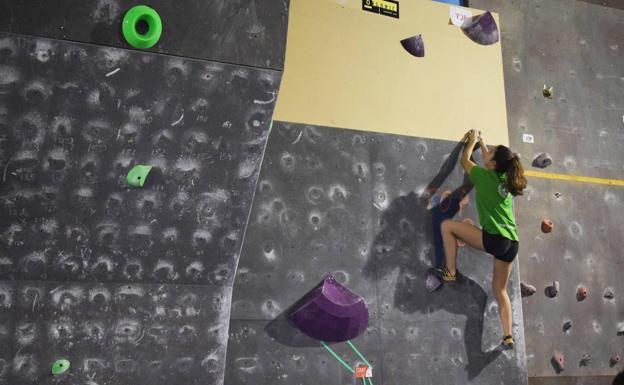 Candela García haciendo el último de los ejercicios de escalada que tuvo la final de esta Copa de Asturias de Boulder 2019. 