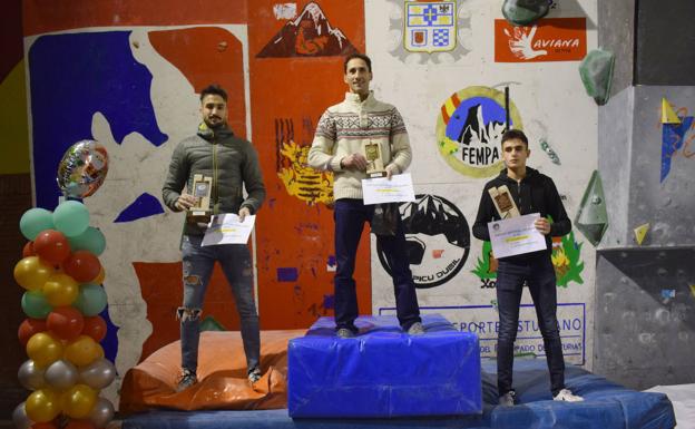 Emilio Martínez Vallina junto a Carlos González Díaz y Javier Martínez Nuñez, segundo y tercer clasificado de esta Copa de escalada.