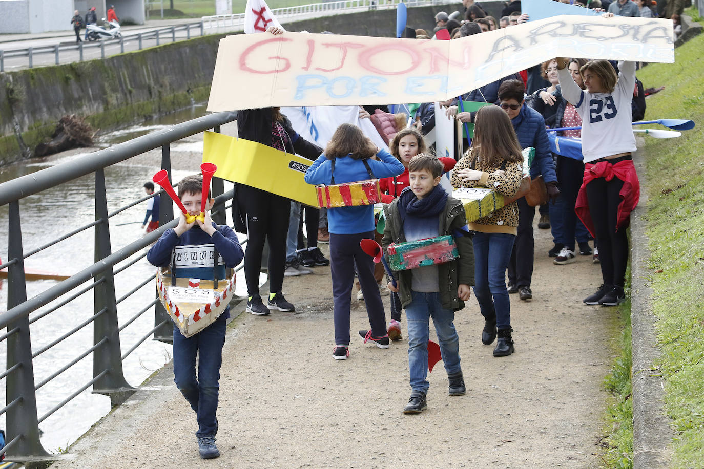 Concentración en defensa del anillo del Piles en Gijón