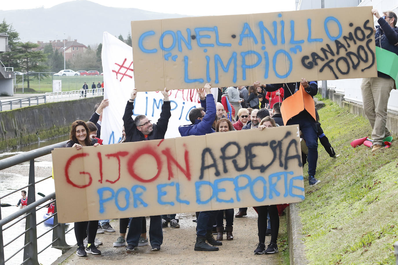 Concentración en defensa del anillo del Piles en Gijón