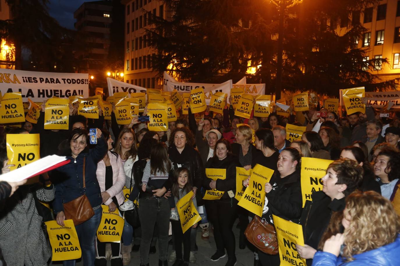 Los sindicatos convocantes -UGT, CC OO y USO- reunían a cientos de personas en una concentración frente al centro de Alimerka en la calle Foncalada de Oviedo. Por otro, una plataforma constituida por trabajadores de Alimerka hacía lo mismo, y a la misma hora, en la Plaza de España.