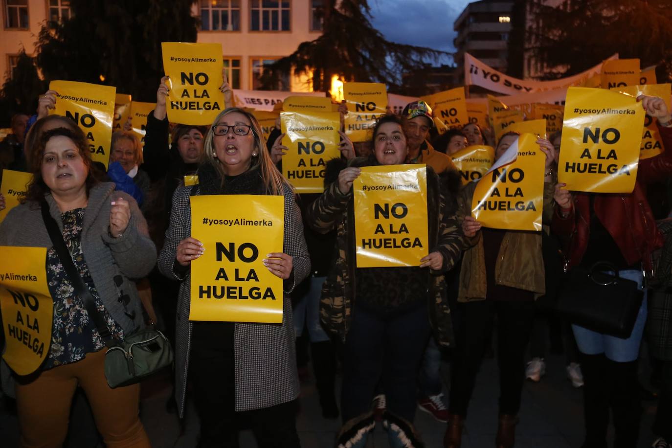 Los sindicatos convocantes -UGT, CC OO y USO- reunían a cientos de personas en una concentración frente al centro de Alimerka en la calle Foncalada de Oviedo. Por otro, una plataforma constituida por trabajadores de Alimerka hacía lo mismo, y a la misma hora, en la Plaza de España.
