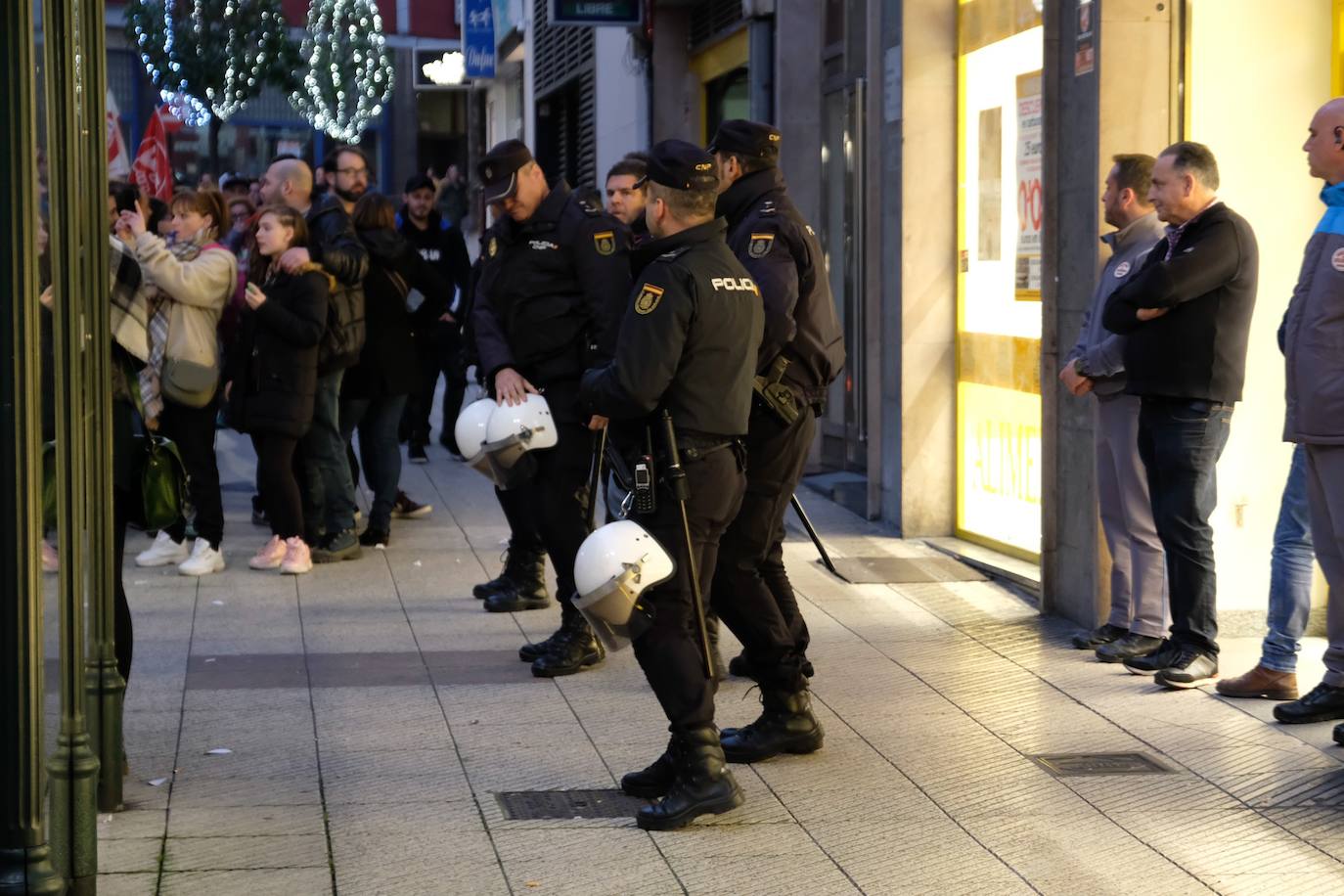 Los sindicatos convocantes -UGT, CC OO y USO- reunían a cientos de personas en una concentración frente al centro de Alimerka en la calle Foncalada de Oviedo. Por otro, una plataforma constituida por trabajadores de Alimerka hacía lo mismo, y a la misma hora, en la Plaza de España.