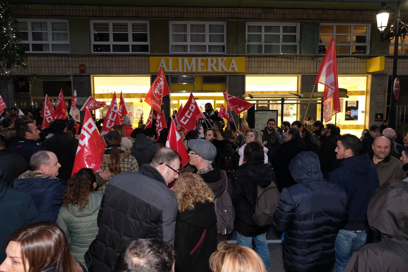 Los sindicatos convocantes -UGT, CC OO y USO- reunían a cientos de personas en una concentración frente al centro de Alimerka en la calle Foncalada de Oviedo. Por otro, una plataforma constituida por trabajadores de Alimerka hacía lo mismo, y a la misma hora, en la Plaza de España.