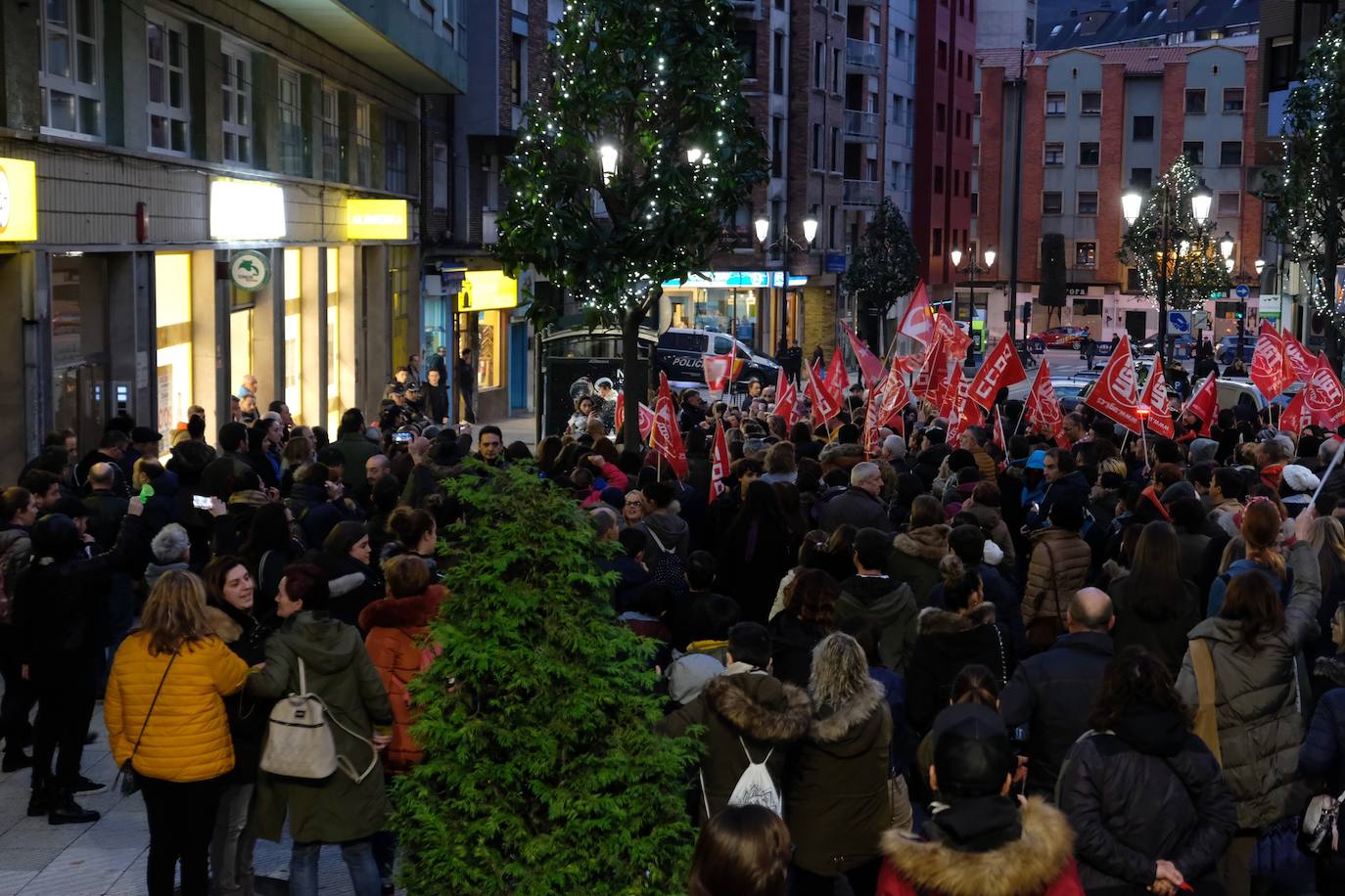 Los sindicatos convocantes -UGT, CC OO y USO- reunían a cientos de personas en una concentración frente al centro de Alimerka en la calle Foncalada de Oviedo. Por otro, una plataforma constituida por trabajadores de Alimerka hacía lo mismo, y a la misma hora, en la Plaza de España.