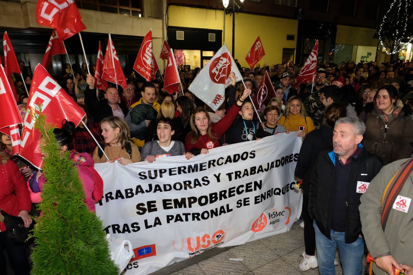 Los sindicatos convocantes -UGT, CC OO y USO- reunían a cientos de personas en una concentración frente al centro de Alimerka en la calle Foncalada de Oviedo. Por otro, una plataforma constituida por trabajadores de Alimerka hacía lo mismo, y a la misma hora, en la Plaza de España.