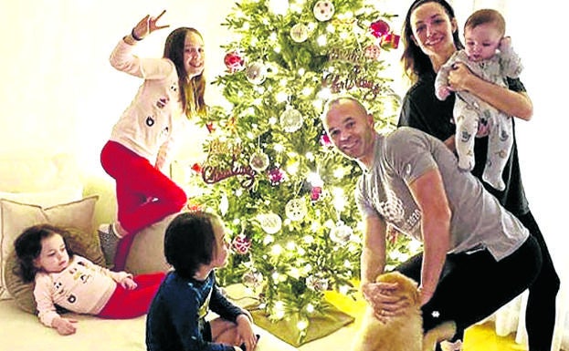 Andrés Iniesta, su mujer y sus hijos compartieron esta estampa en su casa de Japón.