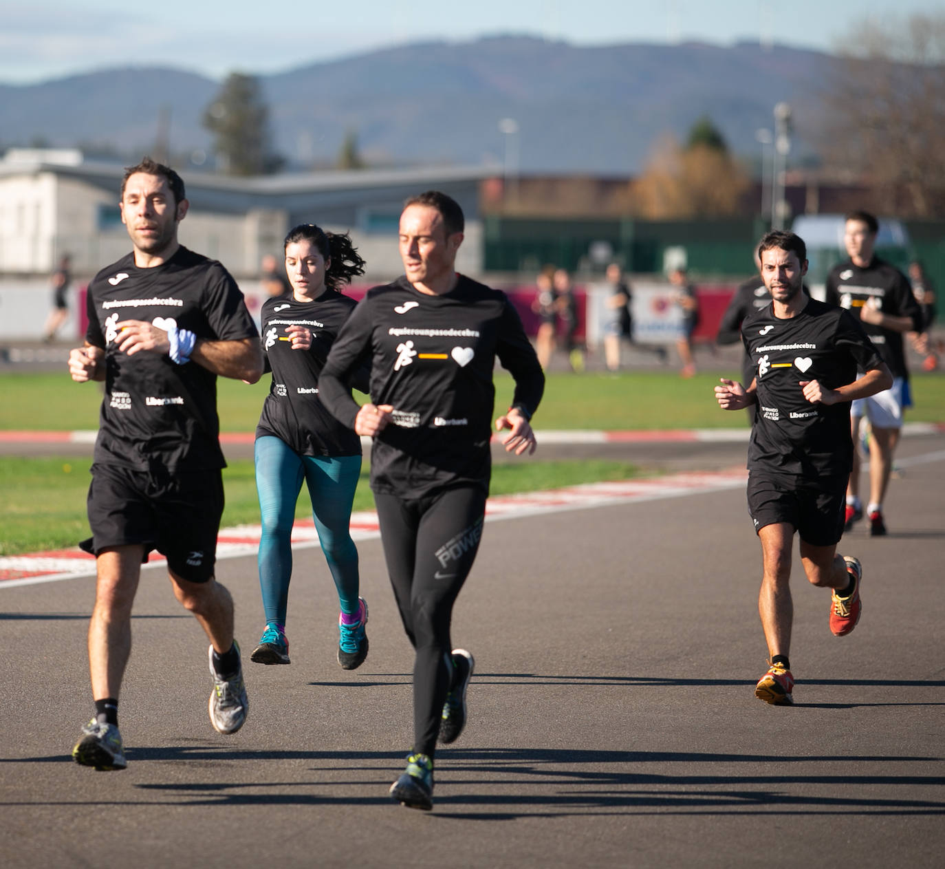 El piloto asturiano encabezó la salida, en la XIX edición de la carrera solidaria Fernando Alonso Liberabank, organizada en las instalaciones del circuito de karting de La Morgal, y cuya recaudación se dedicará a poner pasos de cebra