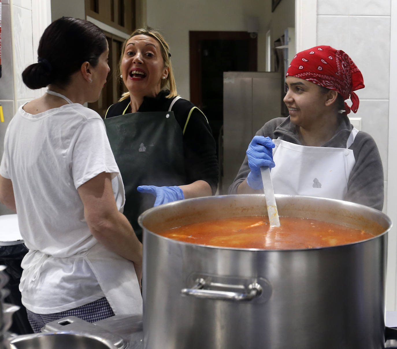 El arzobispo, Jesús Sanz Montes, junto a voluntarios de la Cocina Ecómica, ha servido los menús de Nochebuena.