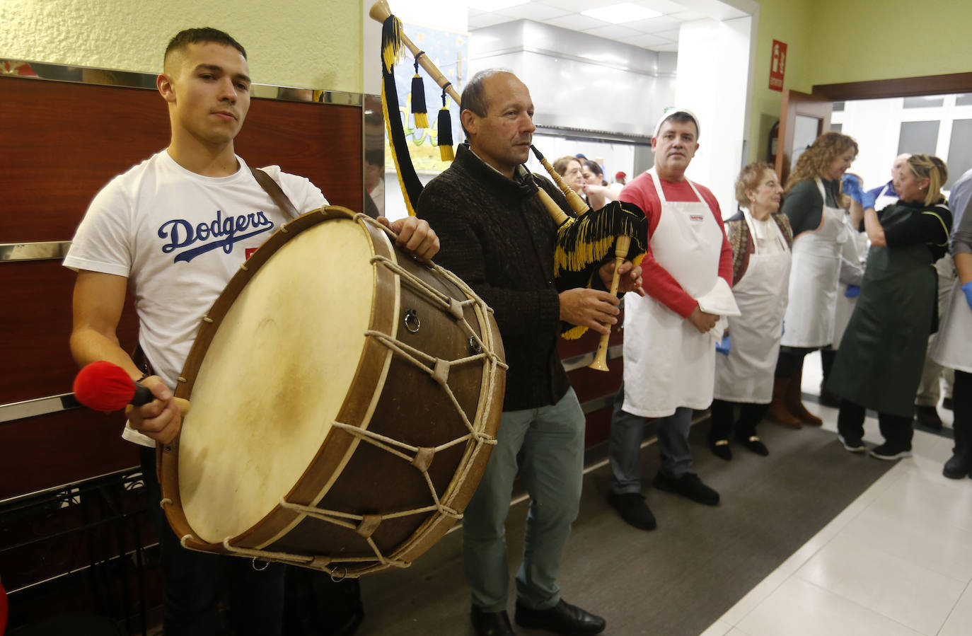 El arzobispo, Jesús Sanz Montes, junto a voluntarios de la Cocina Ecómica, ha servido los menús de Nochebuena.