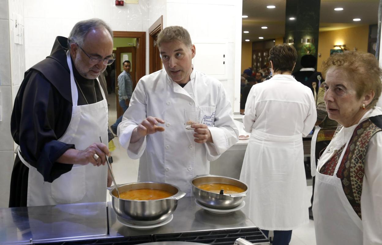 El arzobispo, Jesús Sanz Montes, junto al cocinero de la Cocina Económica, Florentino Menéndez. 