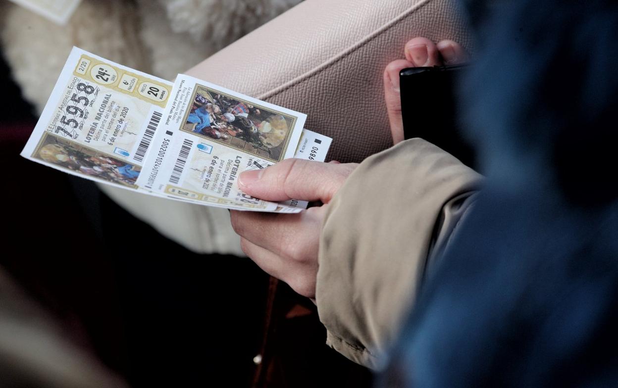 Una compradora, con varios décimos de lotería para el sorteo de El Niño. 