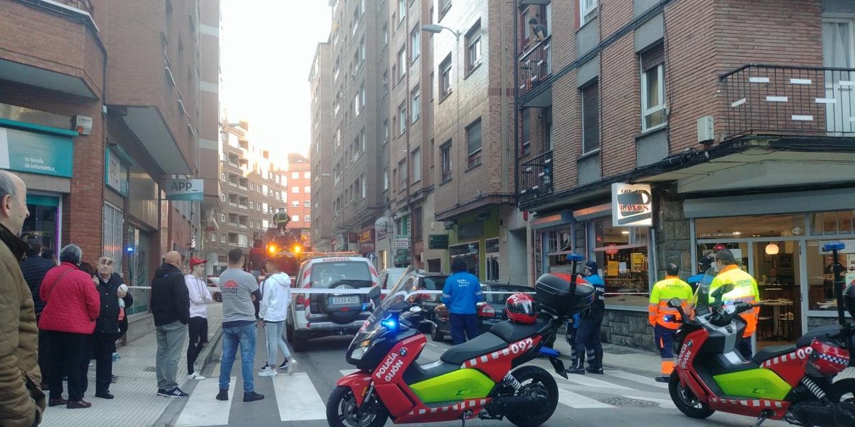 Bomberos, Policía Local y sanitarios en la calle La Argandona. 
