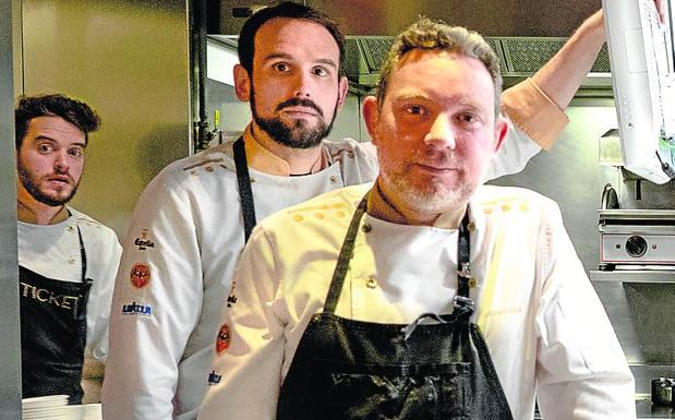 Albert Adrià, con sua ayudantes, en la cocina