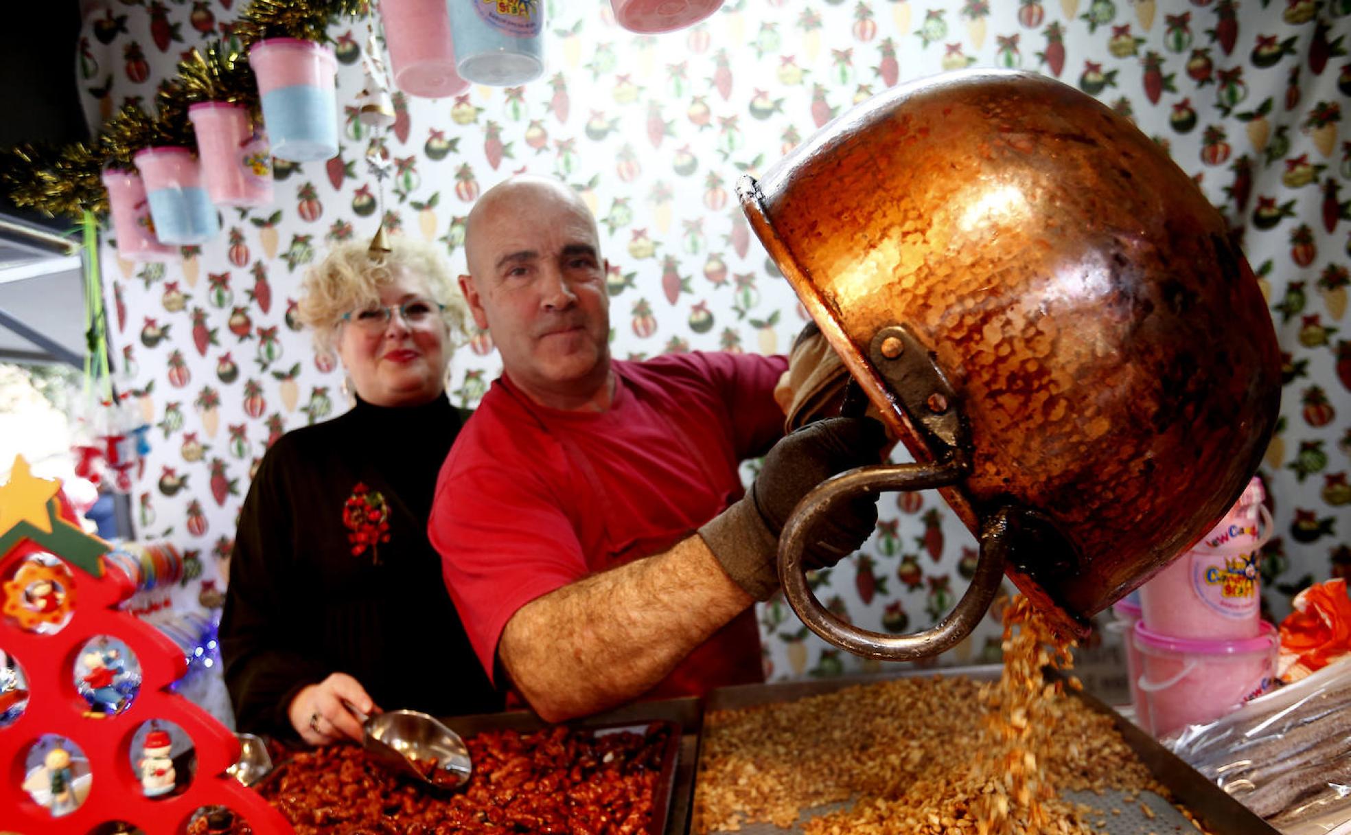 Rosa de Castro y Mauro Asenjo venden garrapiñadas. 