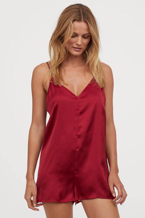Mono corto de satén en color rojo oscuro, (24,99 euros).