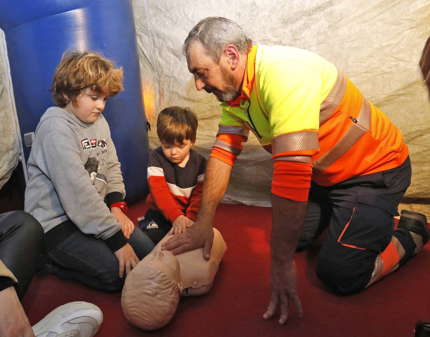 Trasinsa imparte en Gijón un taller de primeros auxilios para que los más pequeños aprendan los pasos esenciales de la reanimación cardiorespiratoria