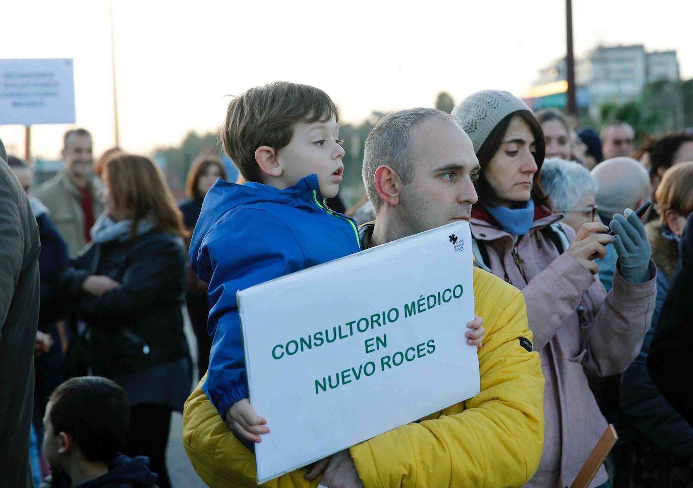 Vecinos del barrio gijonés salen a la calle para que no se retrase más la construcción de un centro sanitario que piden desde hace ocho años