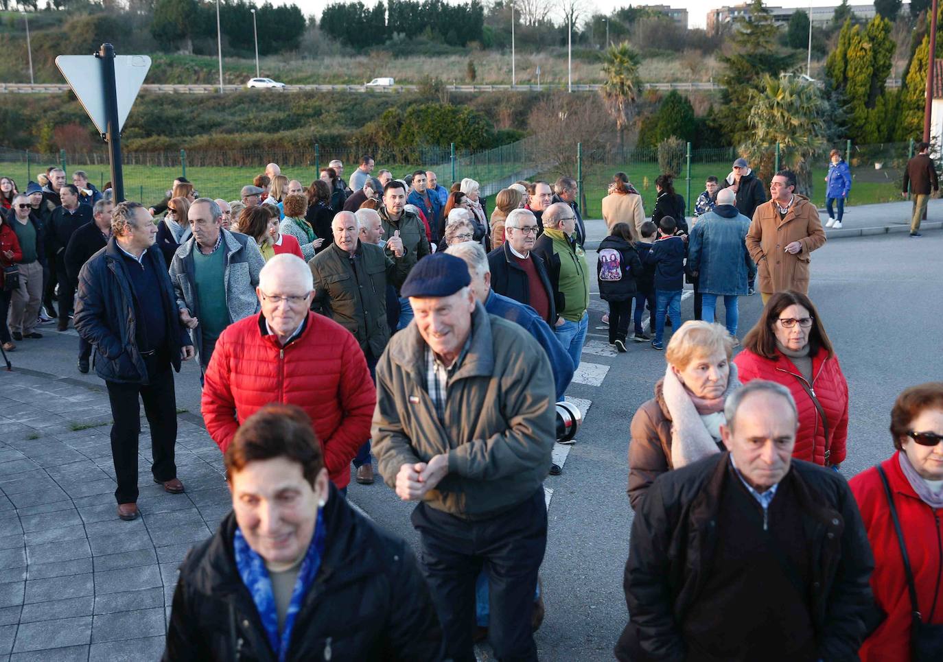Vecinos del barrio gijonés salen a la calle para que no se retrase más la construcción de un centro sanitario que piden desde hace ocho años