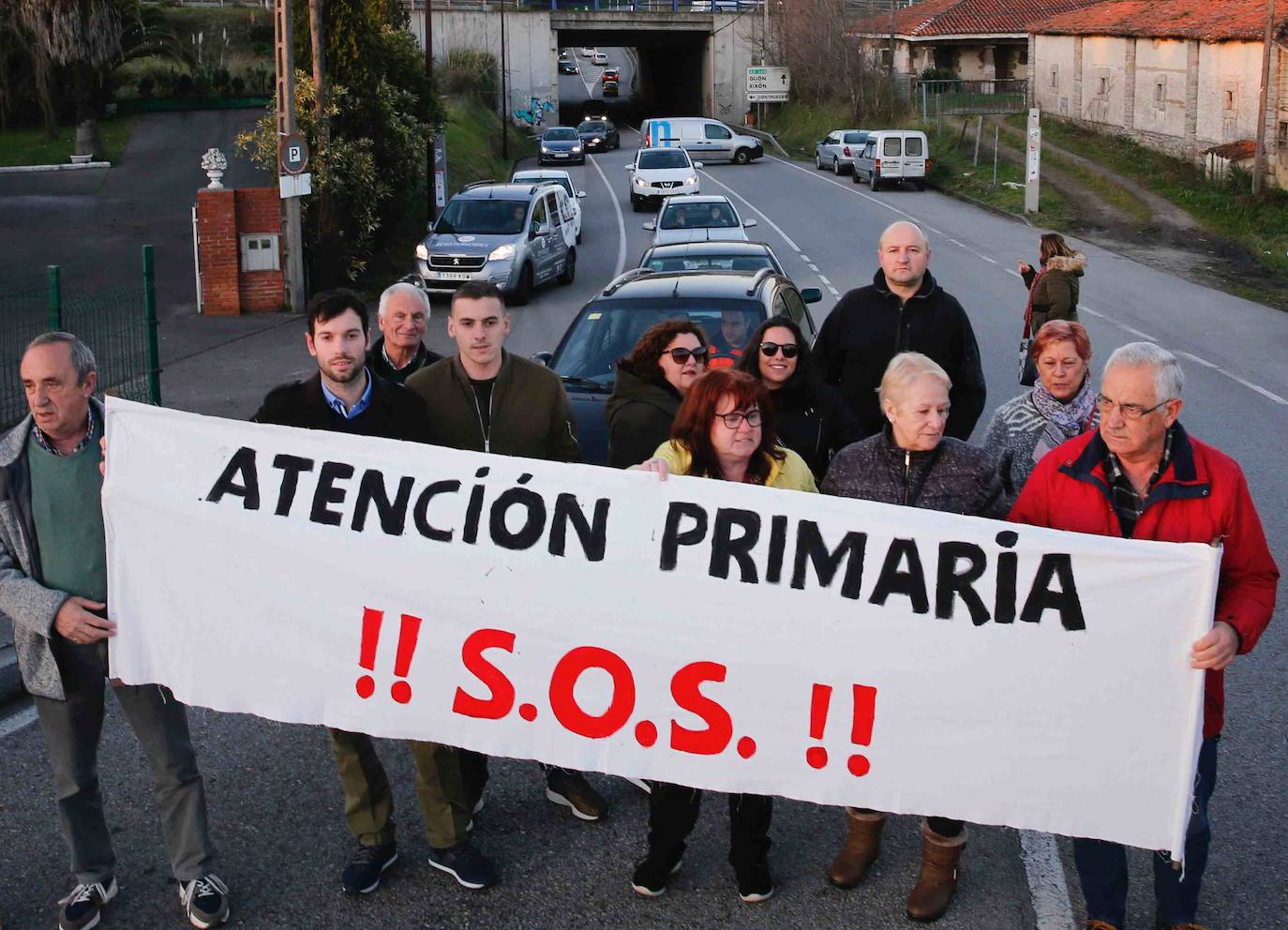 Vecinos del barrio gijonés salen a la calle para que no se retrase más la construcción de un centro sanitario que piden desde hace ocho años